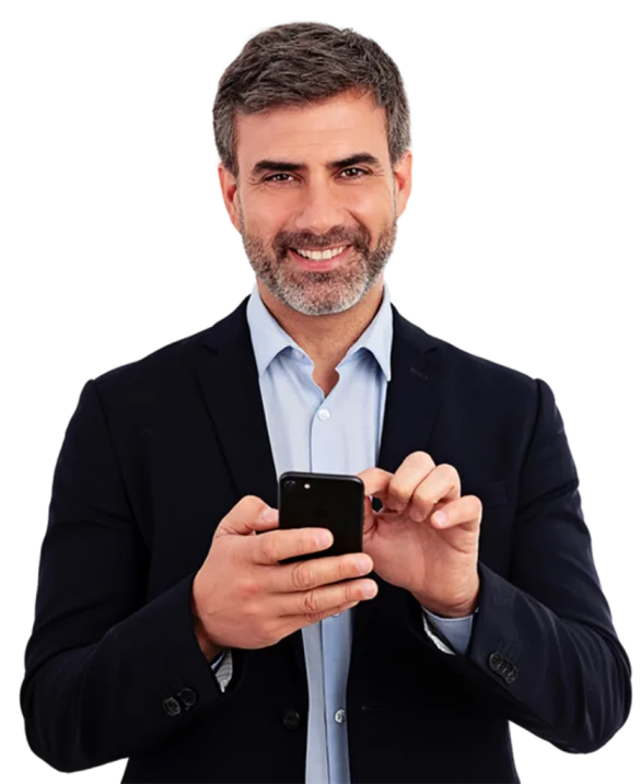 Homem configurando os acessos em sua residencia com a Synter